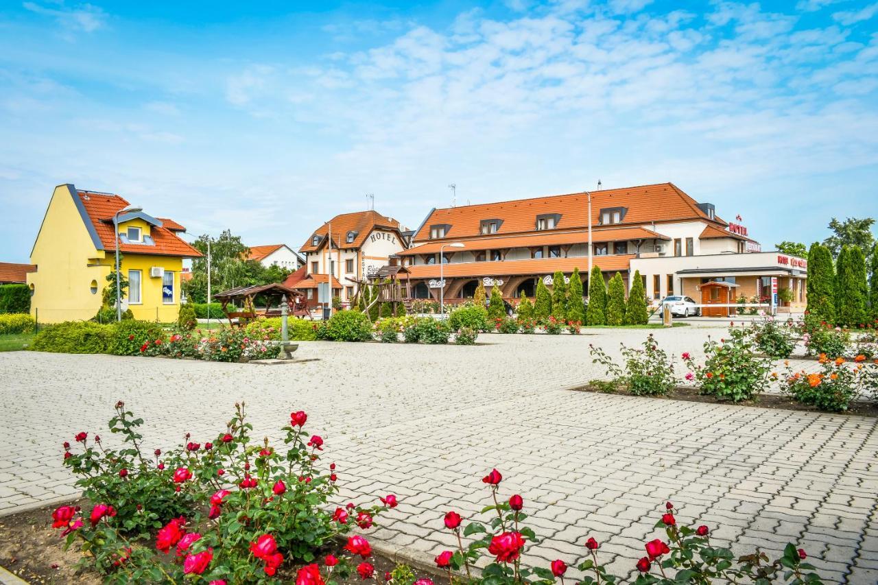 Hotel Rozsa Csarda Bungalow & Caravan Park هيجيشالوم المظهر الخارجي الصورة